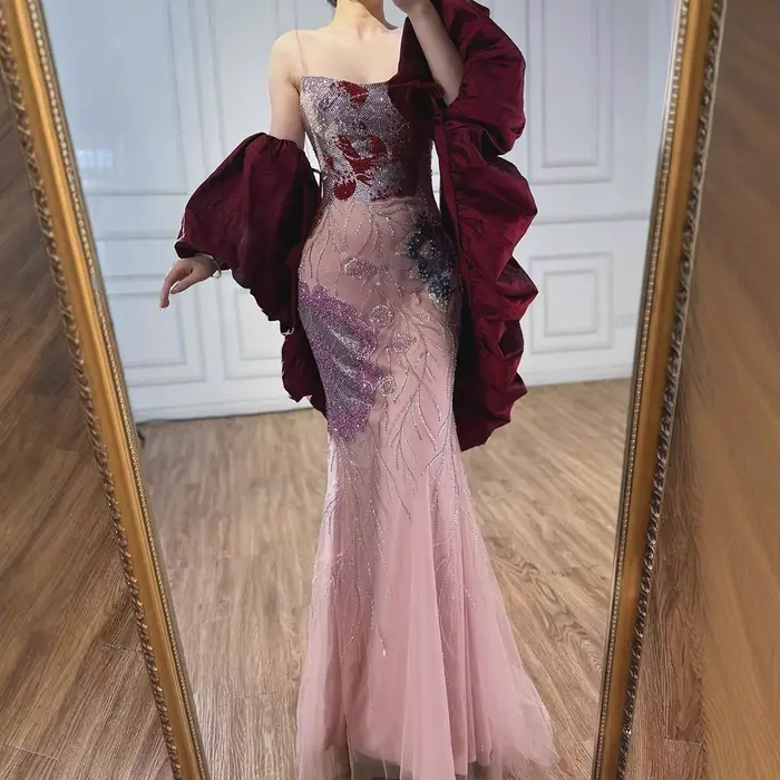 Robe de soirée rose de luxe avec manches Cape
