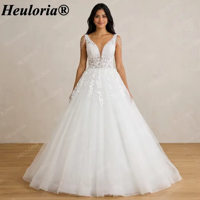 Robe de mariée élégante Heuloria à col en V profond avec appliques en dentelle, épaules à franges de