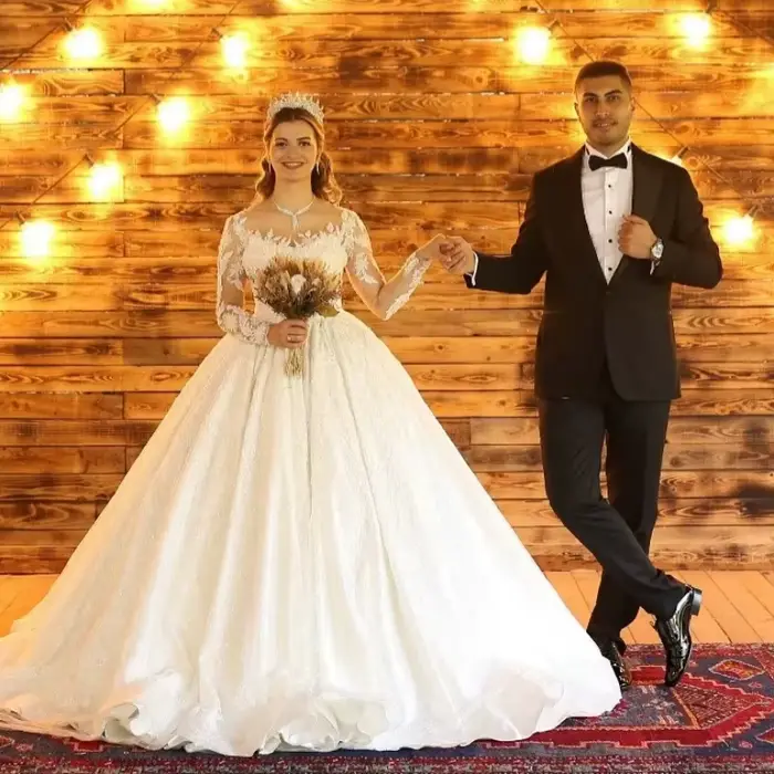 Robe de mariée de bal personnalisée à col illusion et manches longues