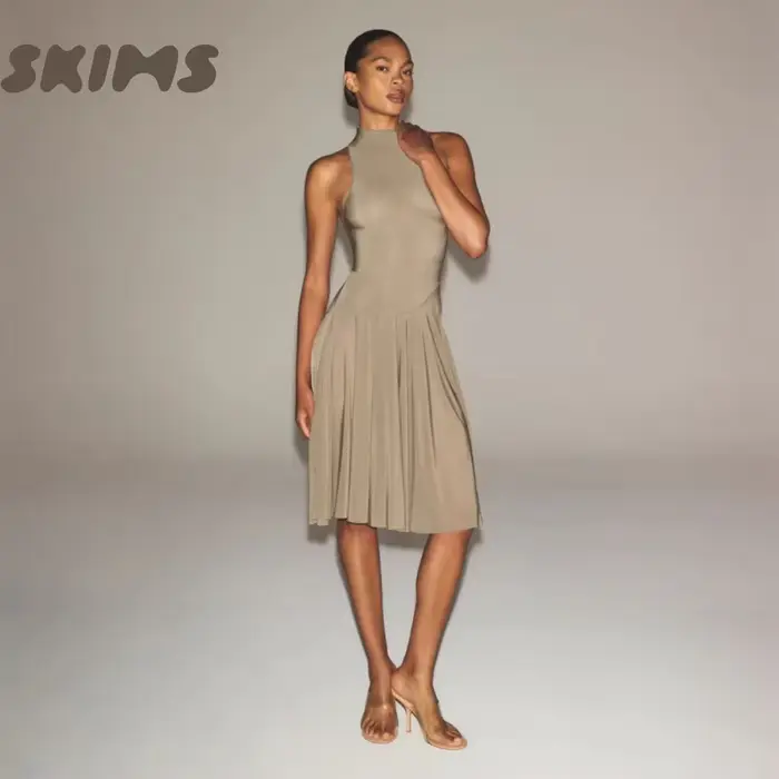 Robe plissée sans manches à col montant SKIMS pour femmes style sexy et audacieux occassions spéciales printemps été