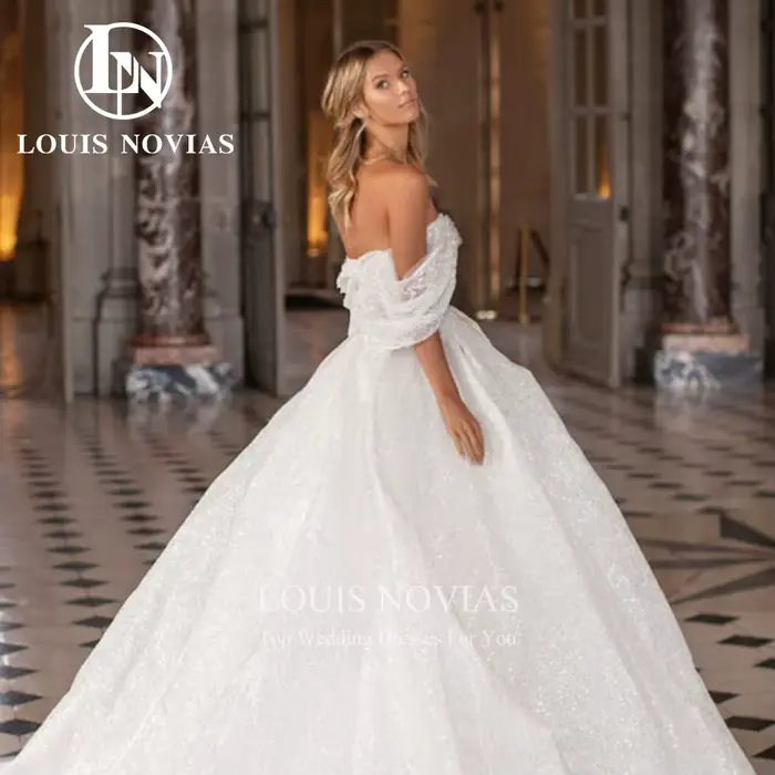 Robe de mariée moderne en tulle brillant avec décoration froncée et plissée style hors de l'épaule pour cérémonie de mariage et soirée de gala