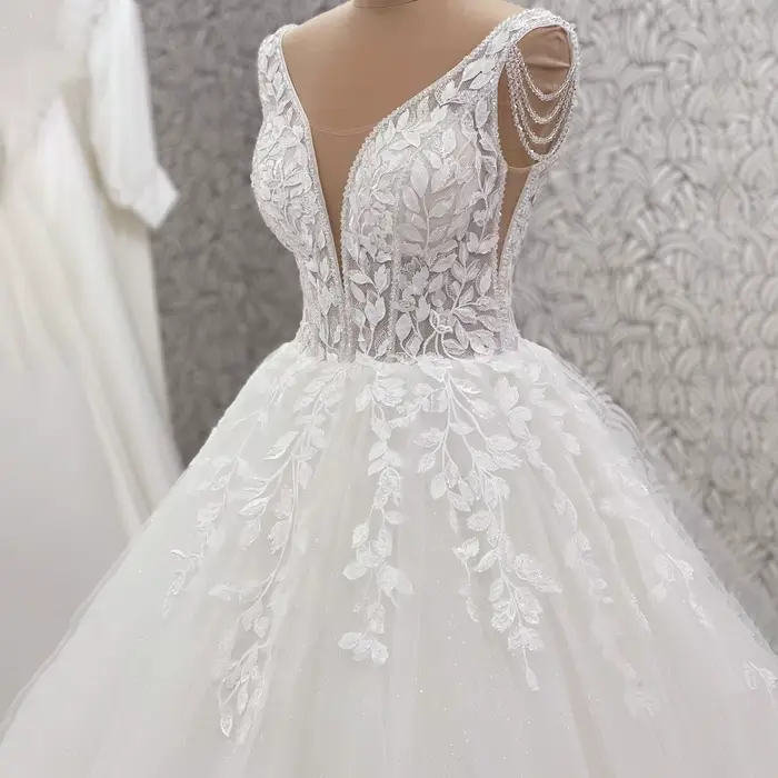 Robe de mariée élégante Heuloria à col en V profond avec appliques en dentelle, épaules à franges de perles, robe de mariée en tulle coupe A-line avec effet illusion, Co