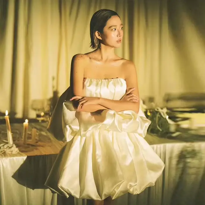 Robe de mariée légère française en satin, simple, avec train de balayage, dentelle, soutien-gorge intégré, fermeture éclair invisible, idéale pour les cérémonies de mariage et séances de photographie de voyage