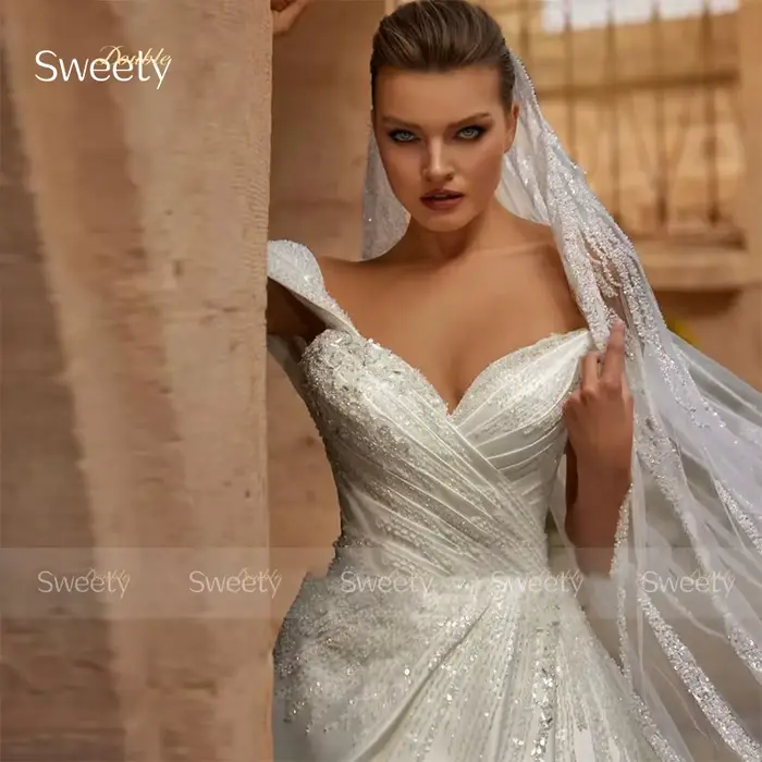 Robe de mariée vintage en satin et dentelle style robe de bal avec traîne longue et dos à lacets pour mariage