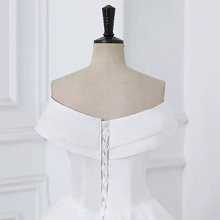 Robe de mariée en satin personnalisée avec balayage et soutien-gorge intégré pour femmes, occasions spéciales et grandes cérémonies traditionnelles