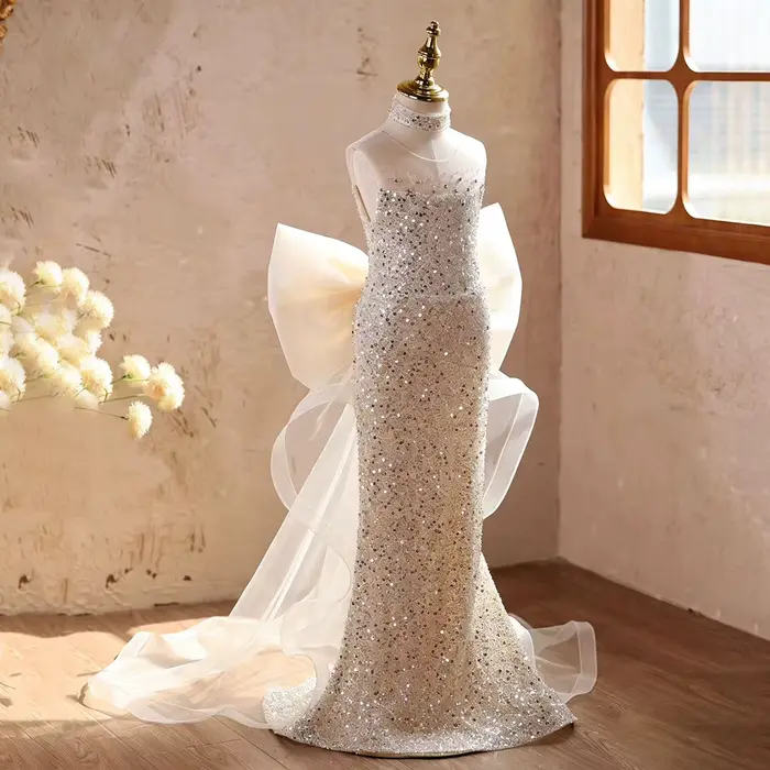 Robe de demoiselle d'honneur Jill Wish D342 en sequins champagne avec grand nœud et traîne, robe de