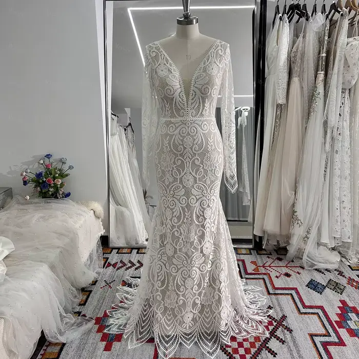 Robe de mariée bohème en dentelle avec manches longues et col en V pour femmes, idéale pour les mariages et cérémonies spéciales