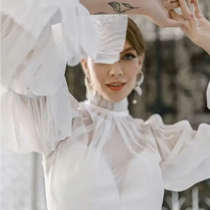 Robe de mariée élégante blanche à col montant et manches lanternes 2026