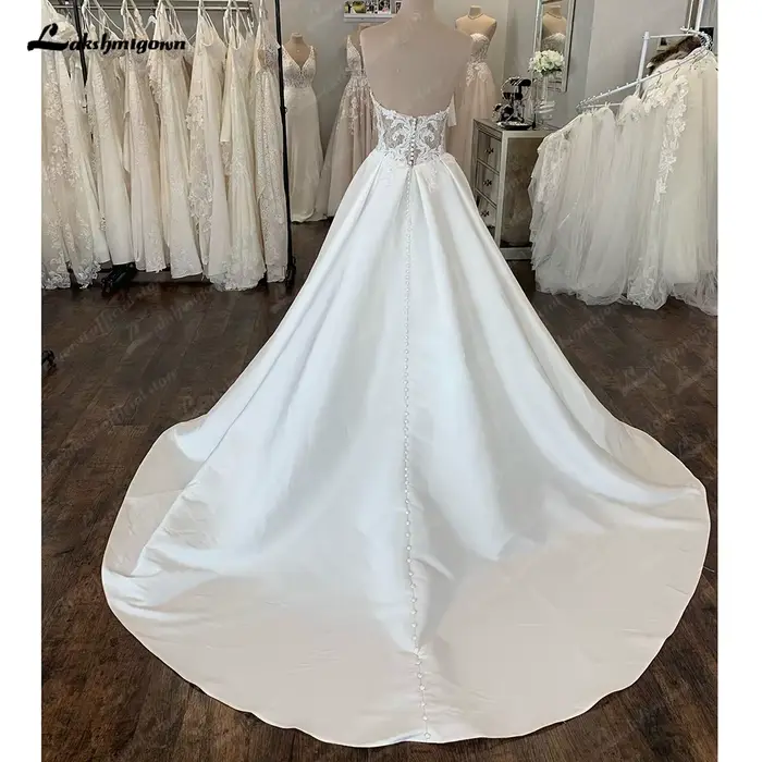 Robe de mariée simple coupe trapèze en satin blanc
