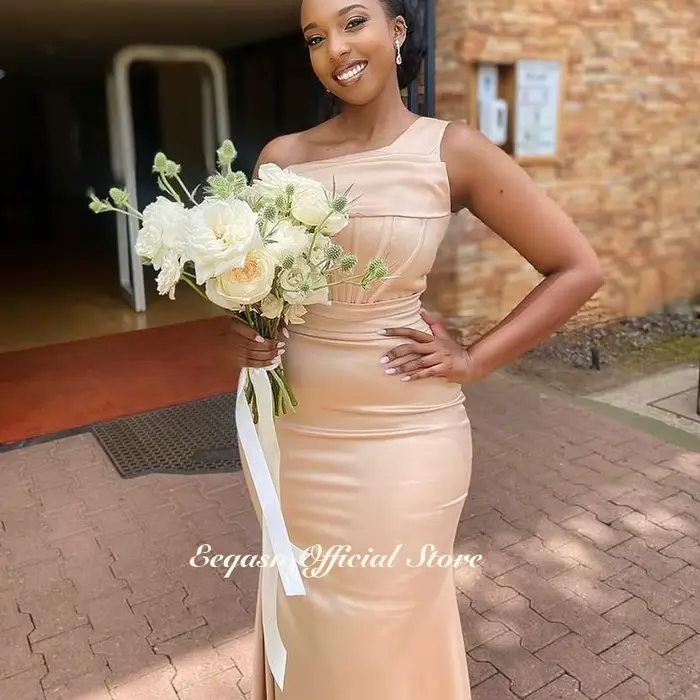 Robe de demoiselle d'honneur sirène asymétrique en crêpe avec soutien-gorge intégré pour femmes, disponibles en plusieurs couleurs et tailles pour cérémonies de mariage et événements formels