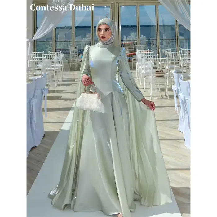 Robe de soirée modeste Contessa sur mesure vert sauge, en satin, avec corset, col montant, style cap