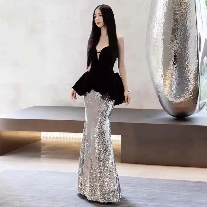 Robe de soirée sirène élégante noire et argentée à sequins Sharon Said Dubai avec décolleté en V pro