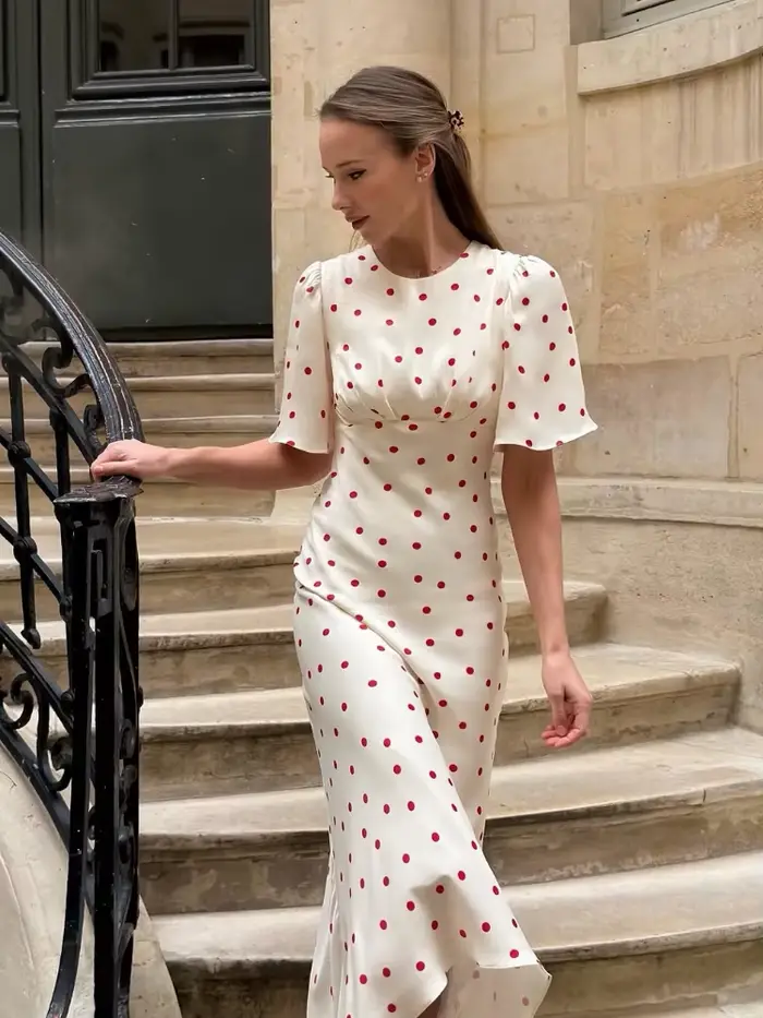 Robe longue en mousseline rose à imprimé floral, col en V, volants, manches évasées, froncée, fente