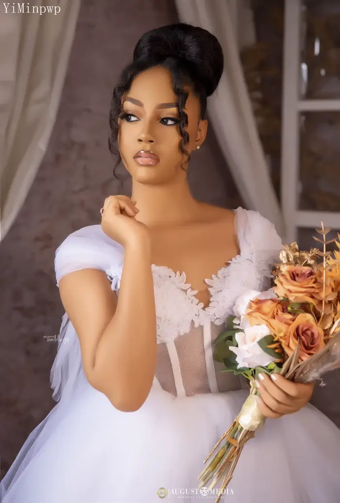 Robe de Mariée Blanche Élégante avec Corset Appliqué et Train de Balayage pour Femmes Occasions Spéciales