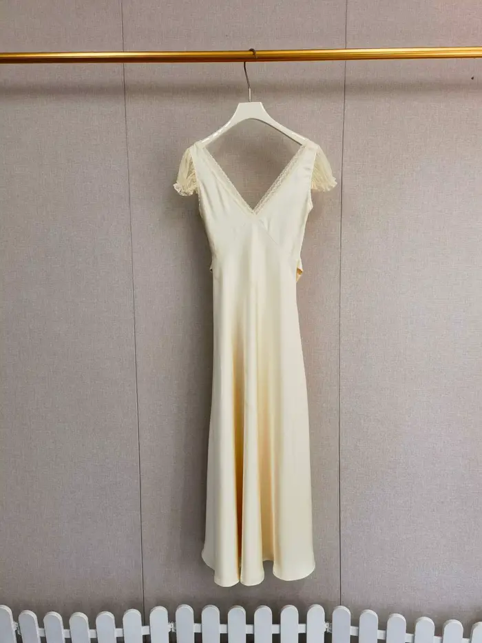 Robe d'été ajustée jaune en satin pour femme avec ceinture, col en V et manches volantées, style français, nouvelle collection