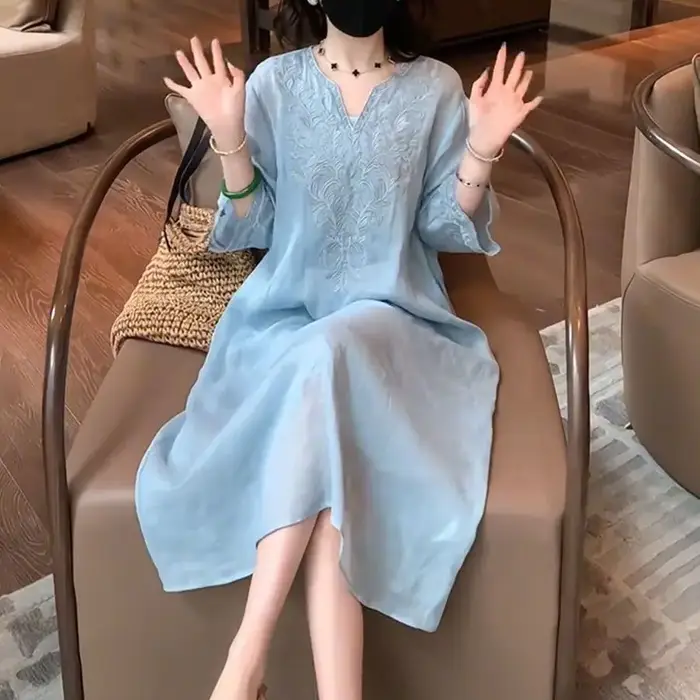 Robe élégante en coton et lin brodée avec doublure intérieure