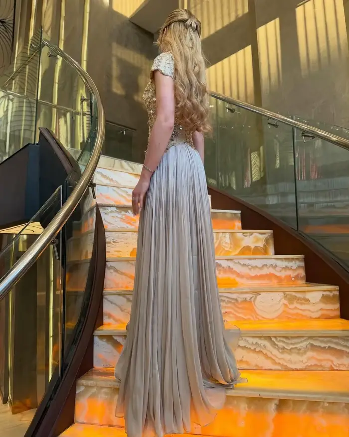 Robe de soirée avec décolleté en cœur et manches courtes