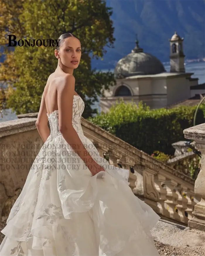 Robe de mariée charmante sans manches boutonnée et froncée avec appliques en polyester pour femmes, idéale pour les mariages et autres cérémonies spéciales