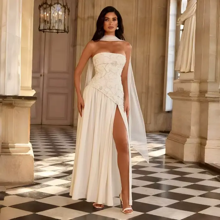 Robe longue blanche sans bretelles en dentelle et mousseline