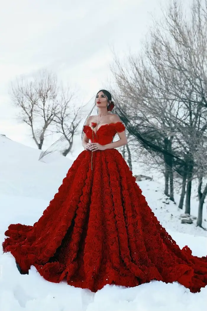 Robe de Bal Rouge Rose Princesse en Dentelle sans Manches pour Soirées et Célébrations de Quinceañera ```