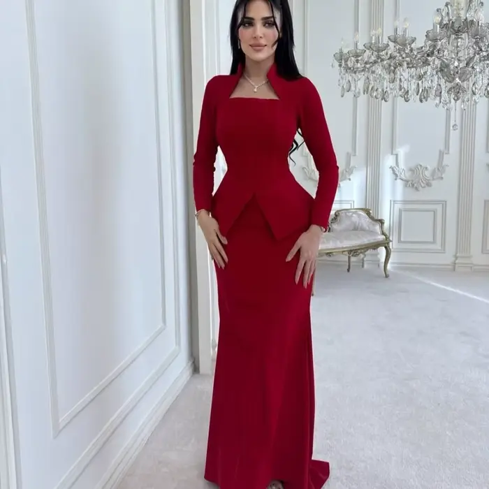 Robe de soirée sur mesure avec col montant élégant découpée carrée devant manches longues corsage structuré pour femmes occasions spéciales