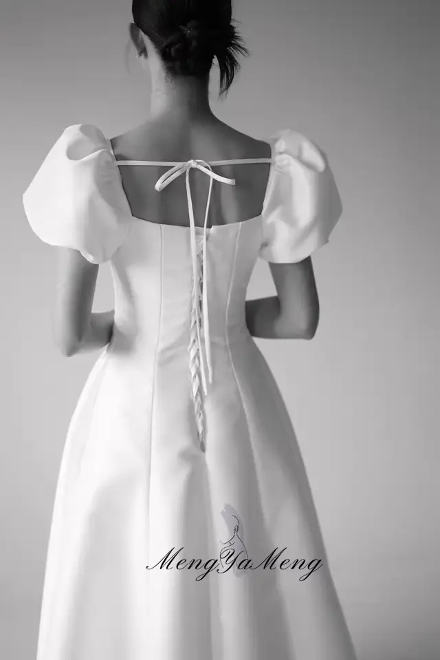 Robe de mariée coréenne moderne en satin brillant avec dentelle et plissé pour séances photos et cérémonies de fiançailles