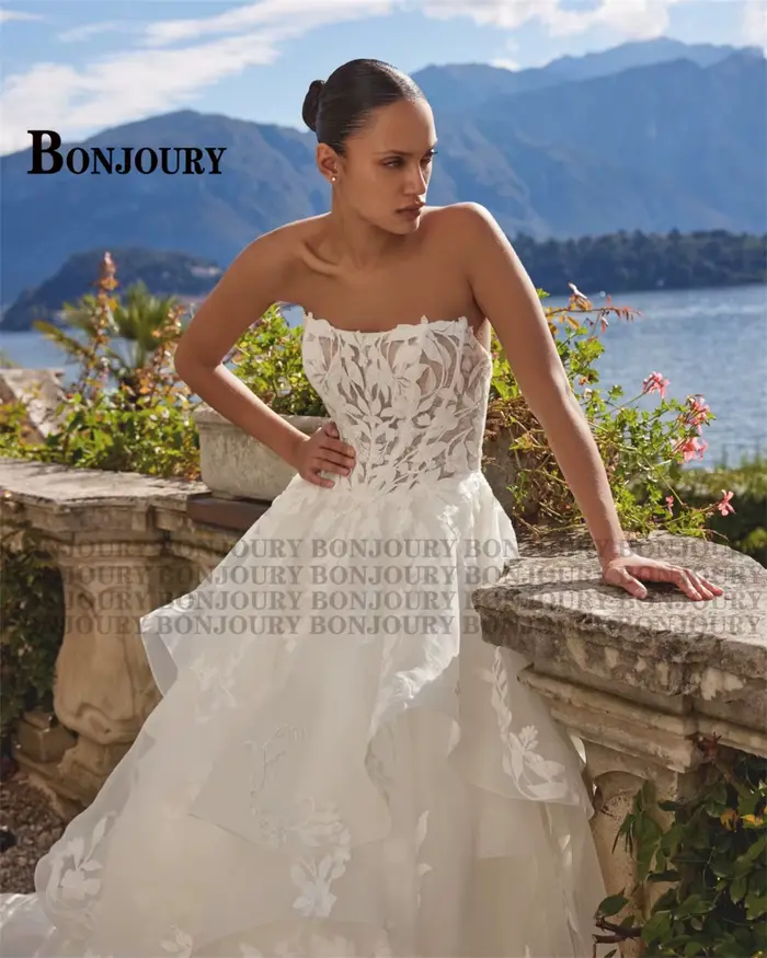 Robe de mariée charmante sans manches boutonnée et froncée avec appliques en polyester pour femmes, idéale pour les mariages et autres cérémonies spéciales