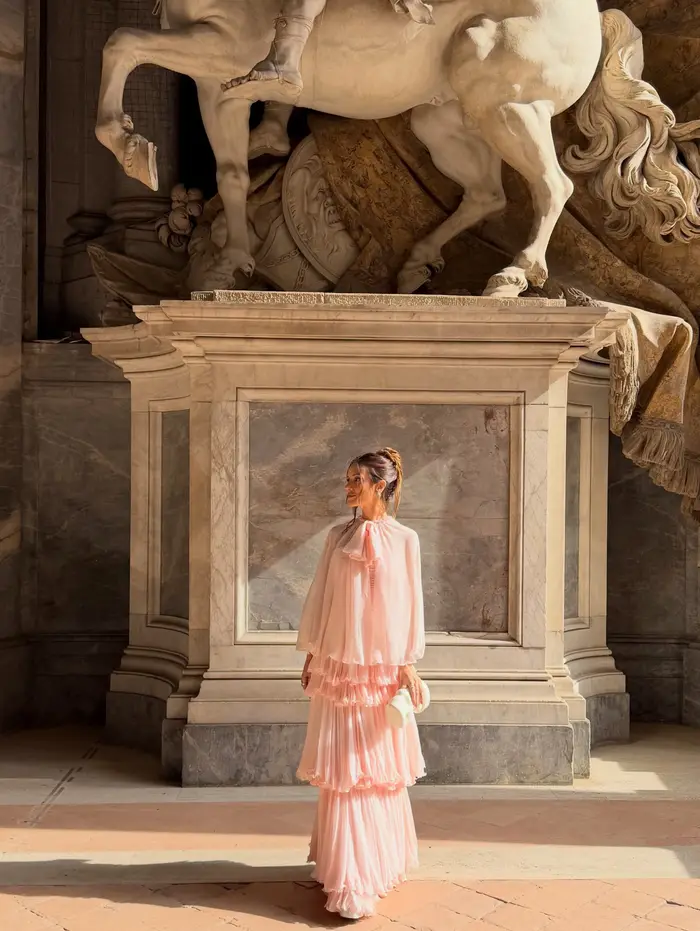 Robe de soirée en mousseline rose poudré à volants superposés avec cape détachable