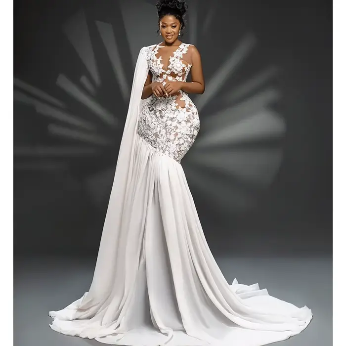 Robe de soirée en dentelle blanche avec train chapelle pour femmes, élégante et personnalisable pour toutes les occasions spéciales ```
