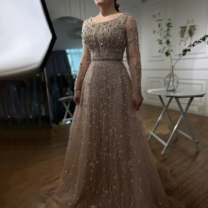 Robe de soirée longue en tulle avec perles et train de la cour coupe trapèze taille empire pour mariage gala et événement spécial