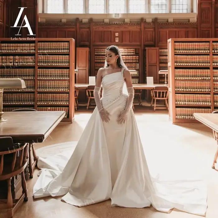 Robe de Mariée LelaAcra en Polyester Satin Perlé Style Sirène avec Traîne Détachable et Perles Princesse Occasions Spéciales
