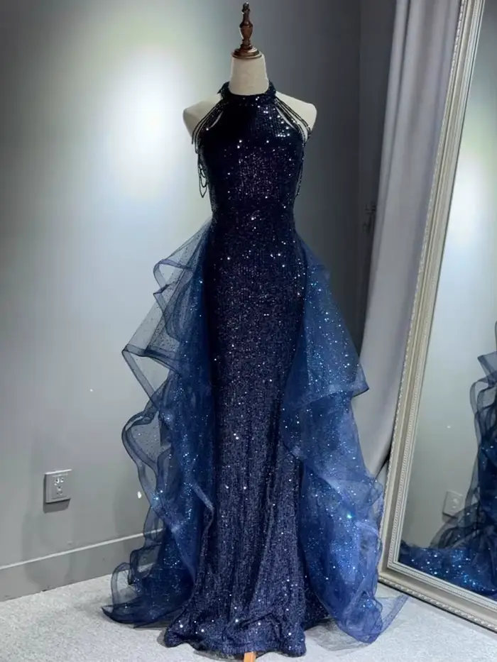 Robe de soirée bleu marine élégante avec train de balayage et décoration de fleurs pour femmes occasions spéciales