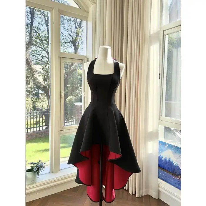 Robe noire premium asymétrique (courte devant
