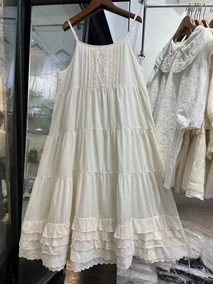 Robe blanche brodée en coton doux pour femmes