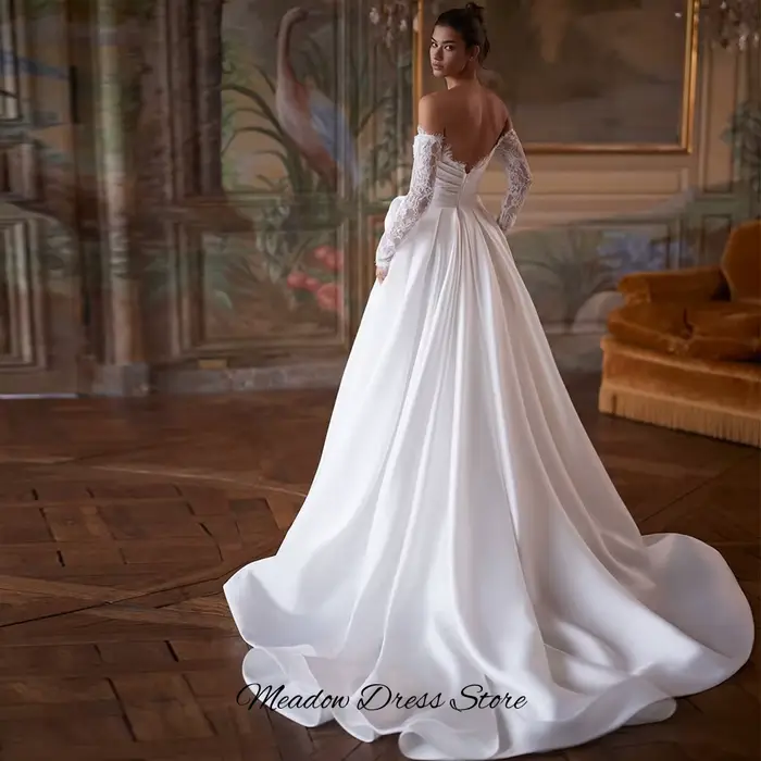 Robe de mariée simple en satin avec fente latérale