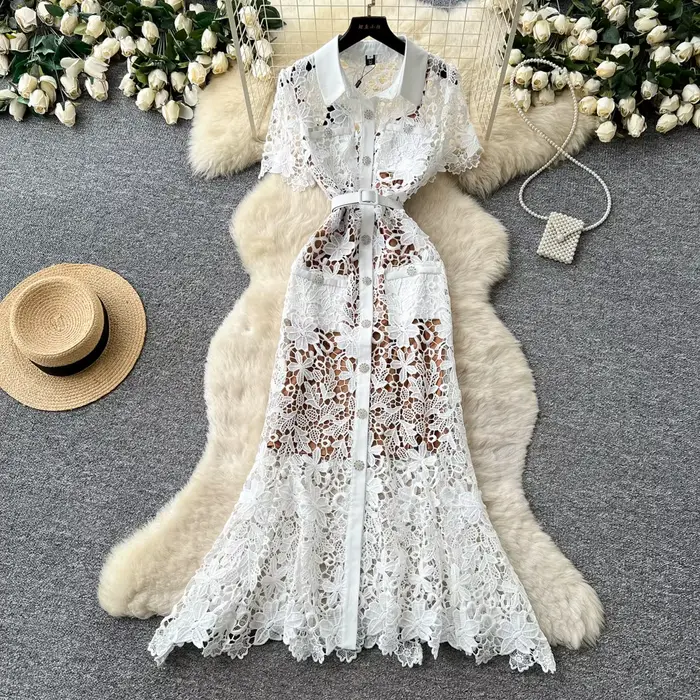 Robe midi blanche en dentelle florale pour femme avec col chemise boutonné, ceinture et ourlet à volants pour cocktail et soirée élégante