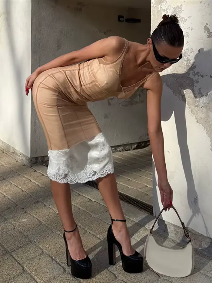 Robe longue en polyester sans manches avec dentelle et taille cintrée pour femme, décontractée et élégante, idéale pour plage, soirée ou vacances