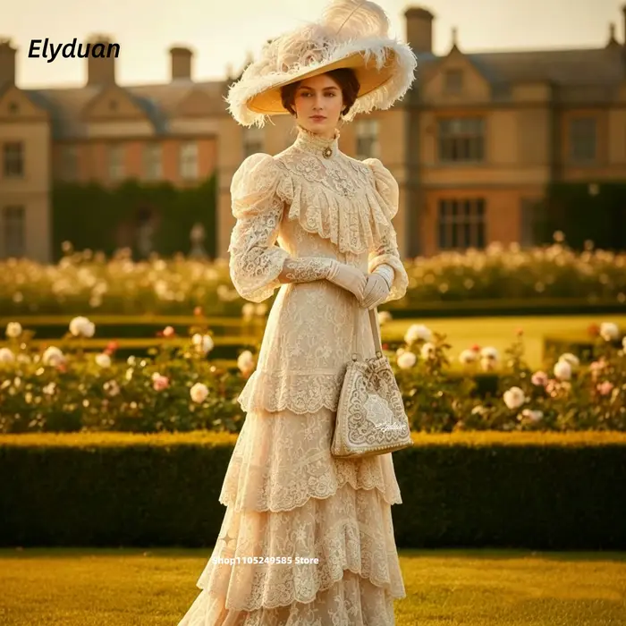 Robe de bal vintage style Edwardien en dentelle, col montant, manches bouffantes, volants superposés