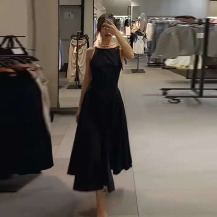 Robe midi noire chic sans manches coupe trapèze classique pour femme élégante décontractée et tendance été bureau