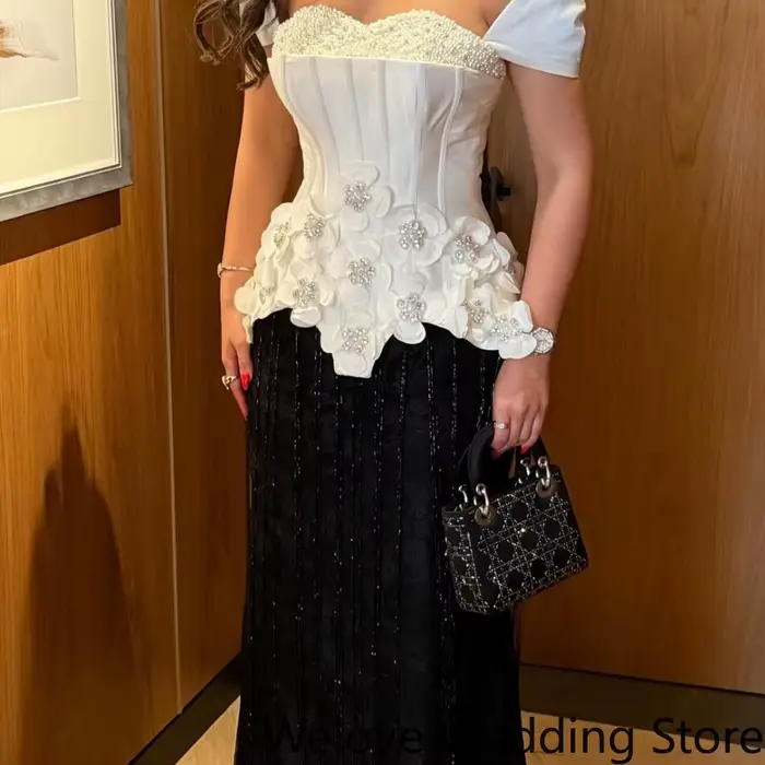 Robe de soirée formelle noire et blanche avec un décolleté épaules dénudées