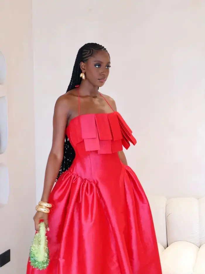 Robe midi élégante en satin rouge à col halter