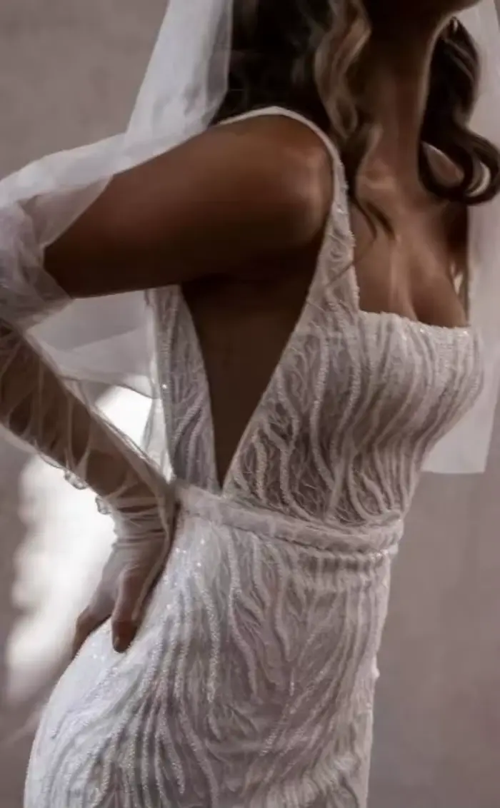 Robe de mariée et de soirée de luxe Lena en dentelle avec silhouette sirène et col carré longue au sol