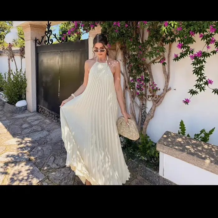 Robe longue d'été sexy dos nu style vacances à la plage en mousseline de soie couleur unie avec jupe drapée et col halter sans manches