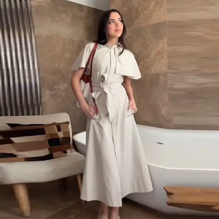 Robe élégante minimaliste à manches cape pour femme avec ceinture chic et fente avant idéale pour le bureau et les tenues décontractées d'été 2026