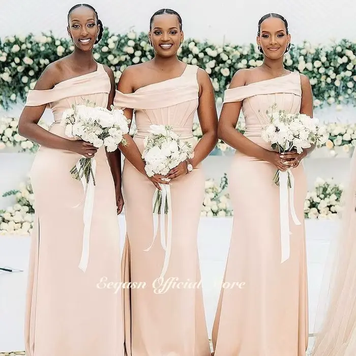 Robe de demoiselle d'honneur sirène asymétrique en crêpe avec soutien-gorge intégré pour femmes, disponibles en plusieurs couleurs et tailles pour cérémonies de mariage et événements formels