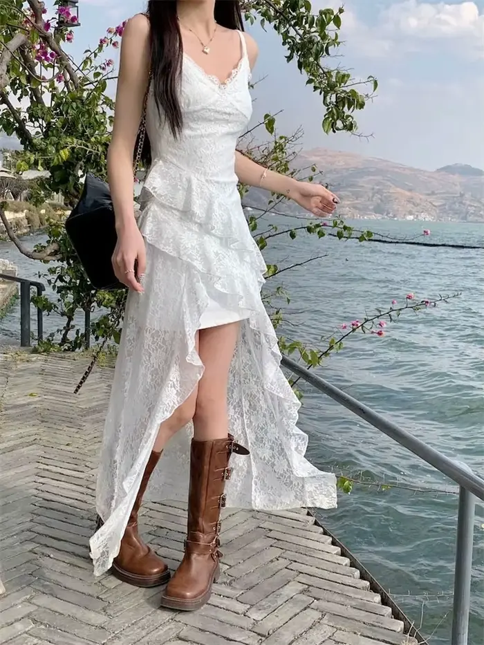 Robe longue en dentelle blanche pour femmes junior, sans manches, à volants, silhouette élégante, décolleté en V, polyester non extensible, style vintage, idéale pour les soirées et les journées quotidiennes ```