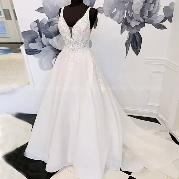 Robe de mariée princesse coupe A-line personnalisée avec appliques en dentelle illusion de Venise