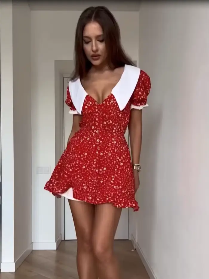 Robe courte btuce imprimé floral rouge col V sans manches pour femmes style moderne occasions spéciales