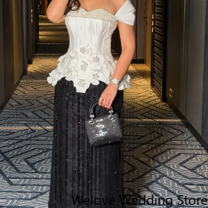 Robe de soirée formelle noire et blanche avec un décolleté épaules dénudées