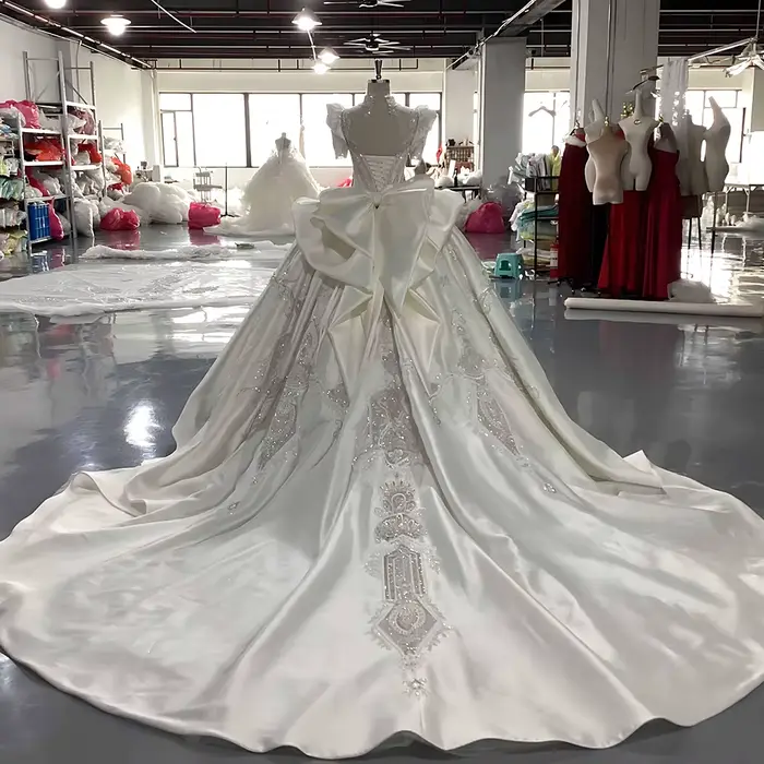 Robe de Mariée en Satin Exquise avec Dentelle, Perles et Cristal pour Femmes Occasions Spéciales
